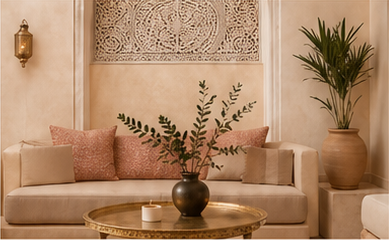 Salon lumineux du Riad Fatimid avec coussins terracotta